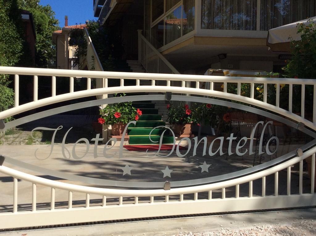 צ'סנטיקו Hotel Donatello מראה חיצוני תמונה