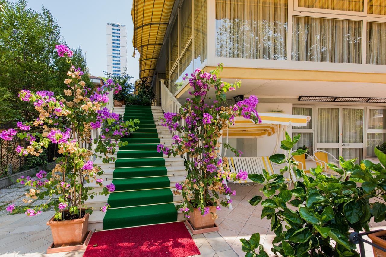 צ'סנטיקו Hotel Donatello מראה חיצוני תמונה